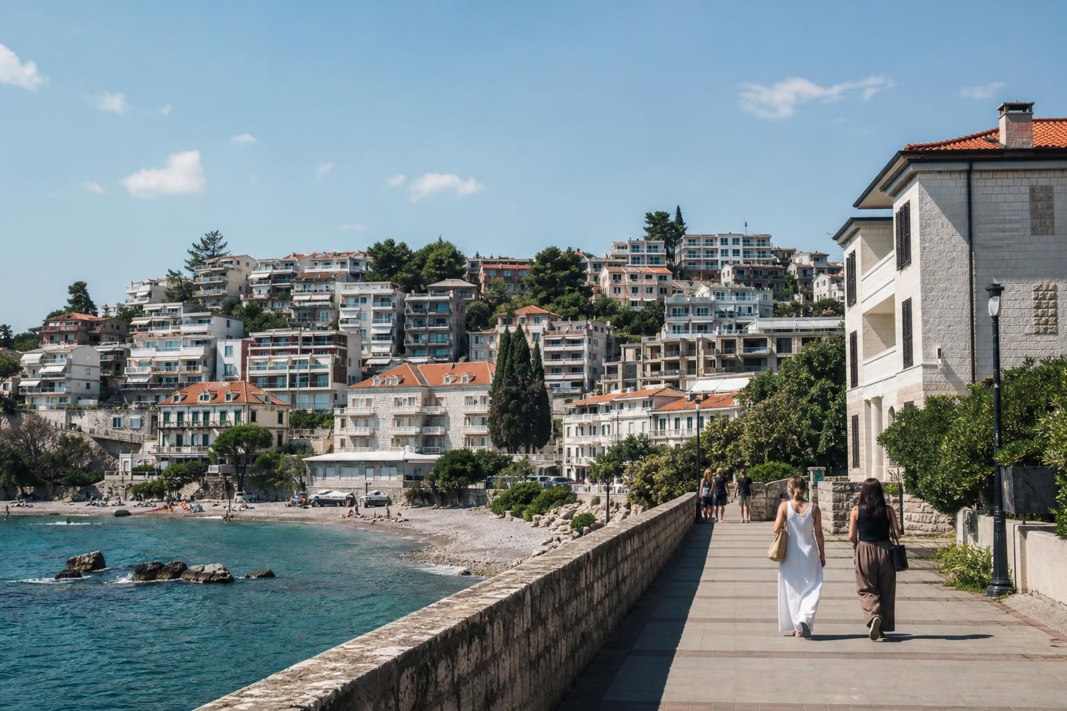 Šetalište uz more, ljudi i stambene zgrade na padini