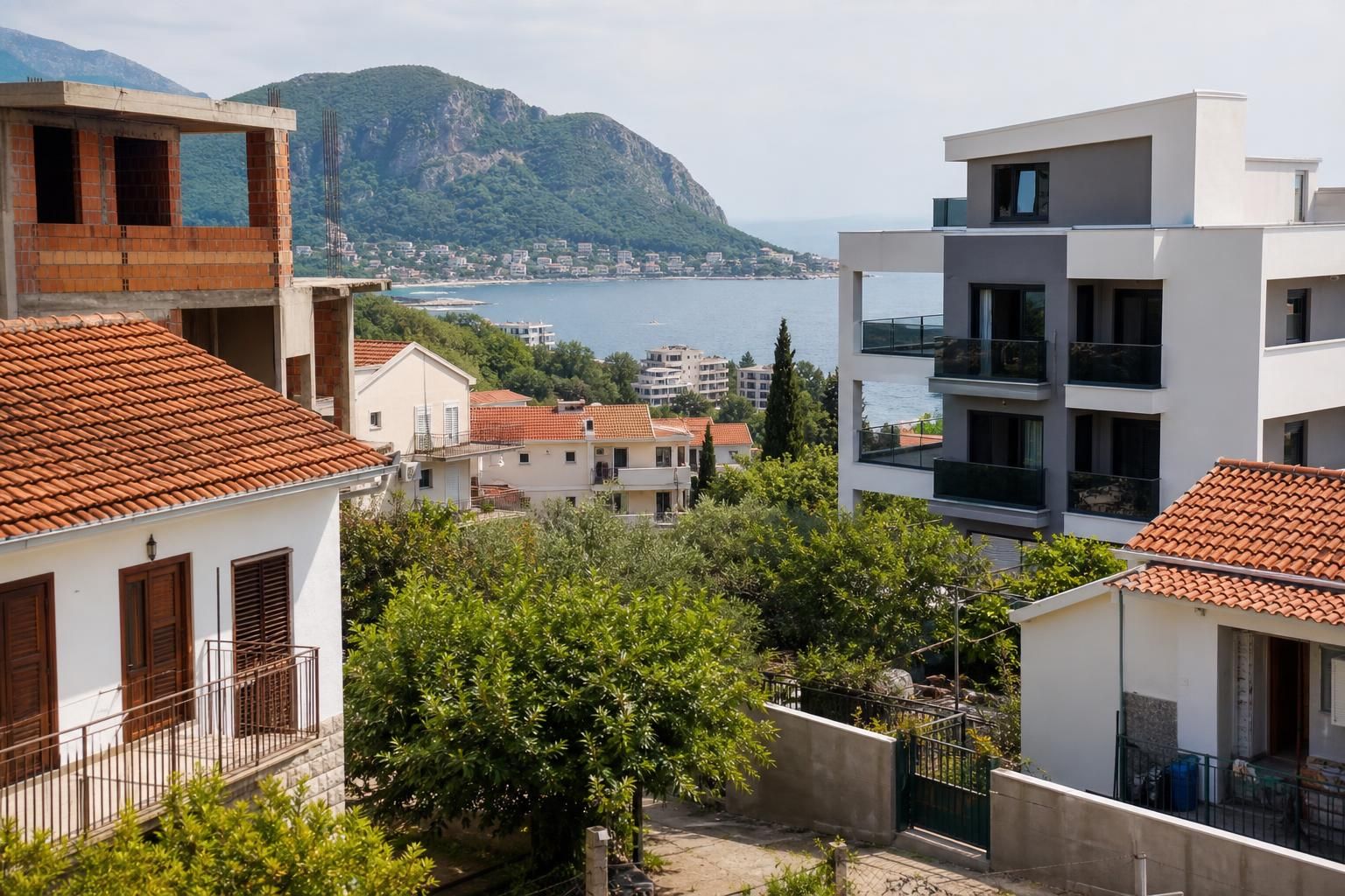 Kuće i stanovi s pogledom na more u Sutomoru